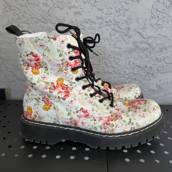 UNIONBAY Shoes - UNIONBAY Hayden White Rose Combat Boots Womens 11 Floral Chukka Streetwear